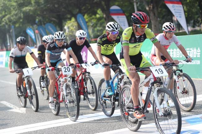 广东省第四届自行车绿道联赛广州黄村站的开幕式在广东体育职业技术学院隆重开幕！