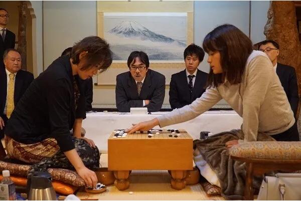 谢依旻与藤泽里菜对局。图片摘自日本棋院。