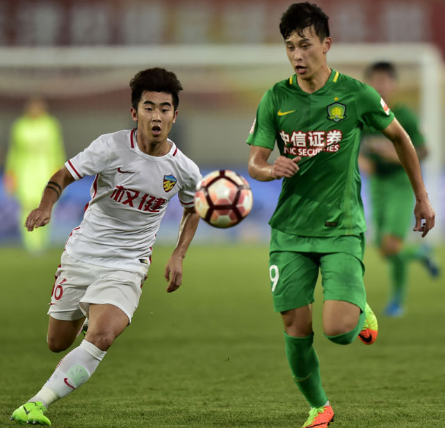 天津权健队郑达伦（左）与北京中赫国安队巴顿在比赛中 岳月伟摄