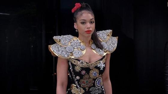 德佩女友盛装亮相身材丰满