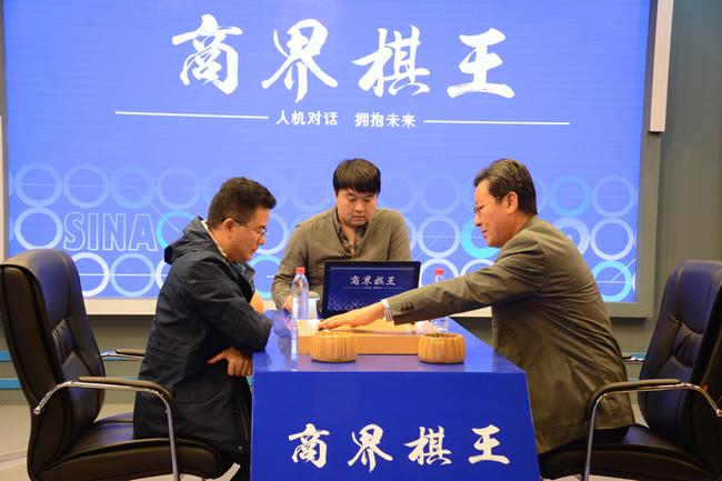 刘立荣正在参加商界棋王赛
