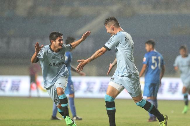 格雷米奥球员庆祝进球