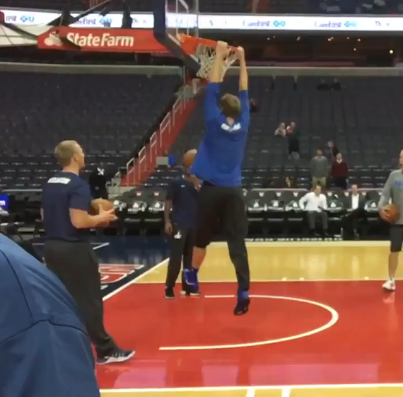 诺维茨基赛前双手暴扣