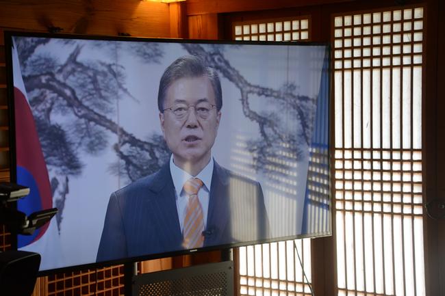 韩国总统文在寅发来祝贺视频
