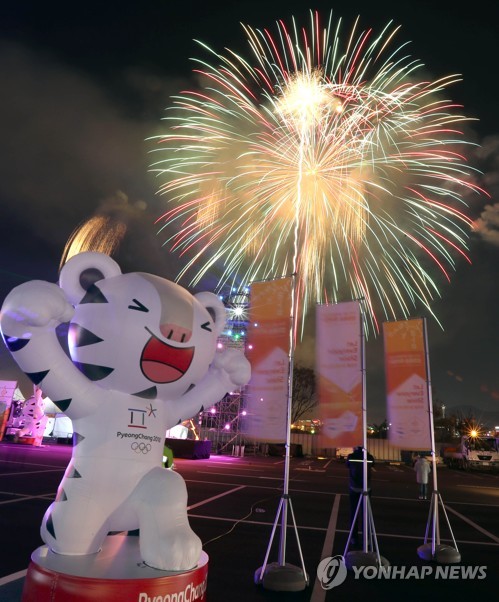 资料图片：2017年11月4日晚，在釜山北港，欢迎2018平昌冬奥圣火的烟花表演隆重举行。（韩联社）