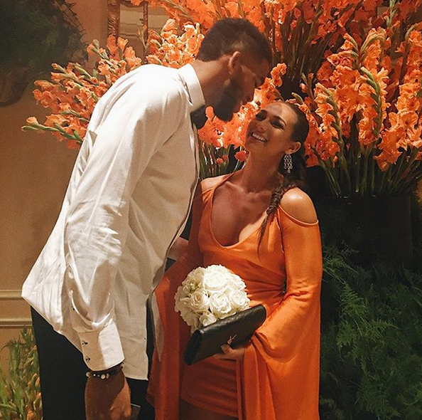 唐斯与女友甜蜜虐狗