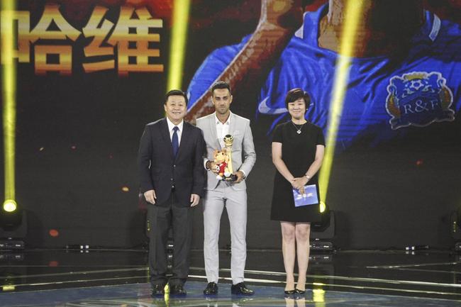 [体奥动力CEO赵军与足协档位数据杜兆才为年度最佳球员颁奖]