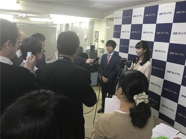 闯入四强的井山裕太被媒体包围