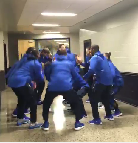 小牛队球员通道热身