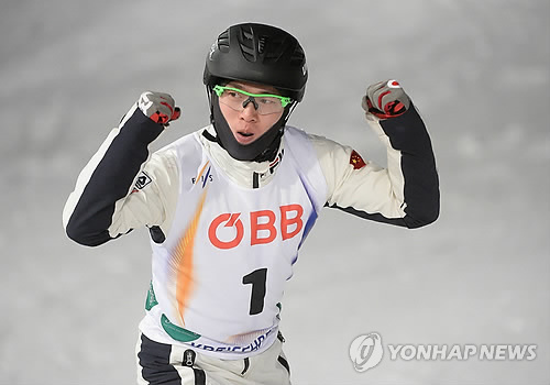 资料图片：中国自由式滑雪空中技巧运动员齐广璞（欧新社）