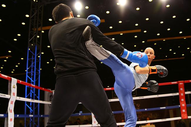 法国顶级赛法斗教练陪选手打实战