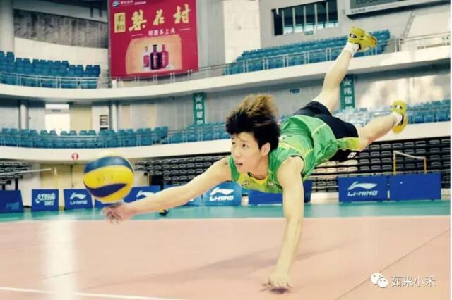 王文振鱼跃救球