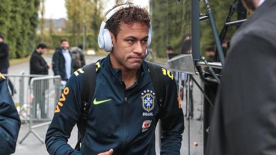 巴西队离开酒店内马尔受热捧