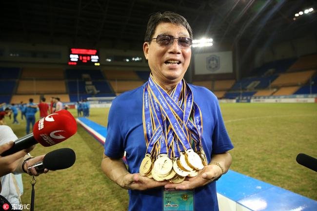 崇明根宝举行签约仪式 五代球星同堂聚会