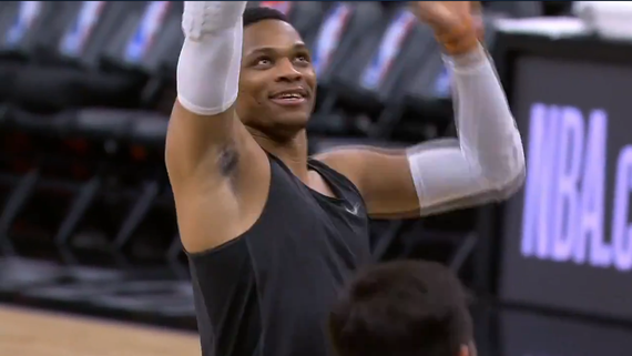 威少赛前热身练标志中投