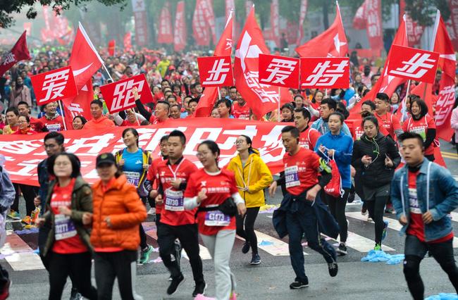 特步方阵加入2万人的奔跑大军