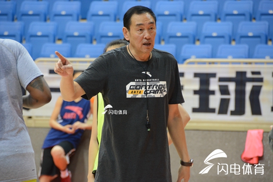山东女篮主帅训练有方法 外援对他心服口服