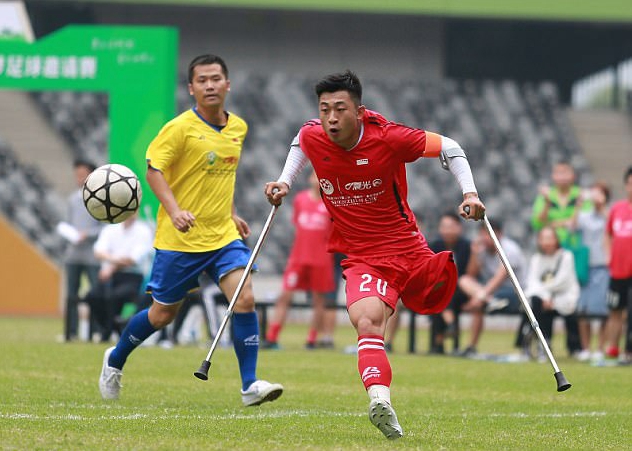 深圳球场上的“独腿少年”