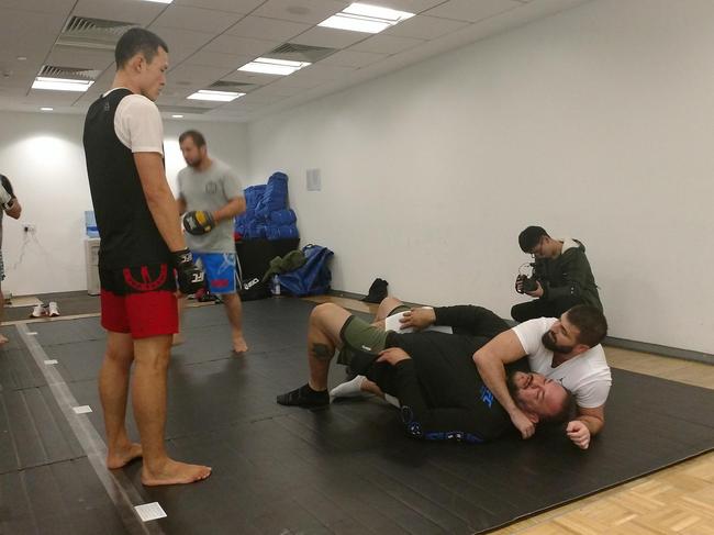 王冠在看教练们示范地面寝技