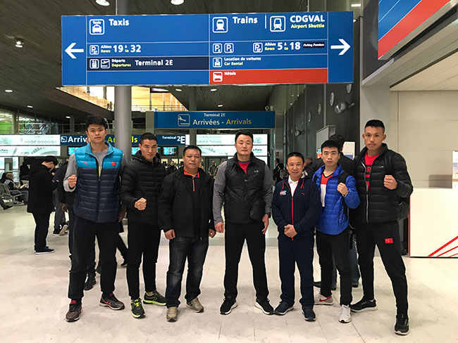 队员们抵达巴黎