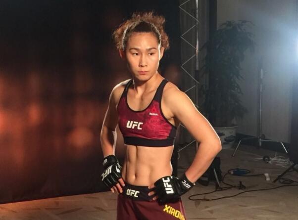 ufc首胜中国女将闫晓楠重拳两次击倒美国猛女