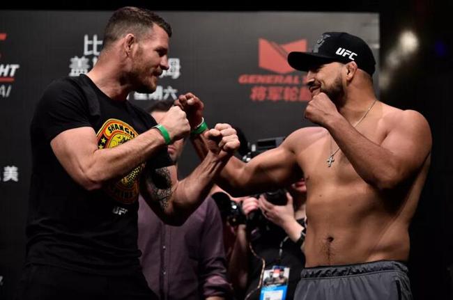 比斯平(左) VS 盖斯特鲁姆的对决引爆了UFC上海赛的最高潮