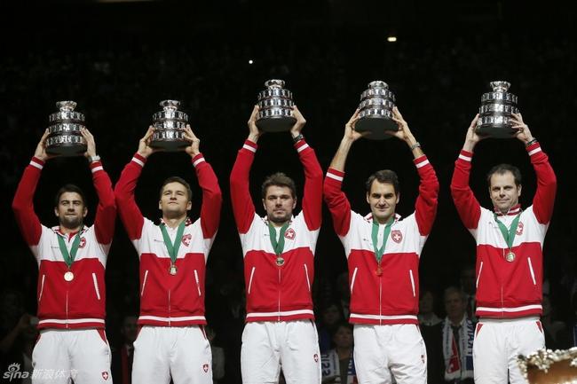 费德勒和瓦林卡高举戴维斯杯