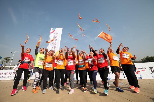 2017奥跑中国武汉站鸣枪 千余跑友畅跑江城奥体_跑步频道_新浪竞技