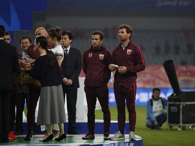 博阿斯拒绝鲜花奖牌