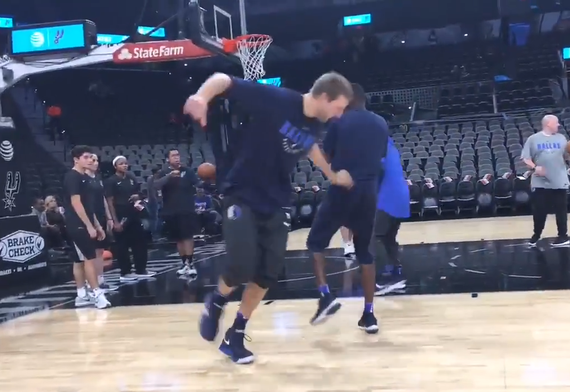 诺维茨基热身投三分