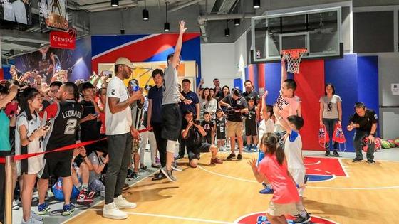 莱昂纳德中国行与球迷互动