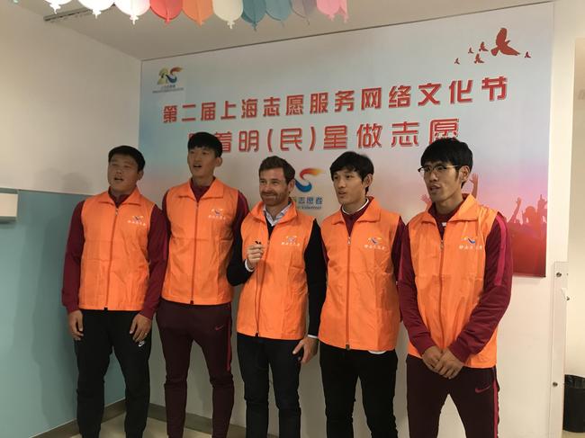 上海发起跟着明星做志愿活动上港球员体验当义工