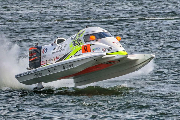 皮特·莫林驾驶8号赛艇