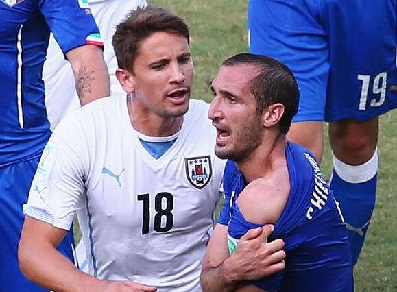 苏亚雷斯给基耶利尼打电话:当年咬你别介意啊