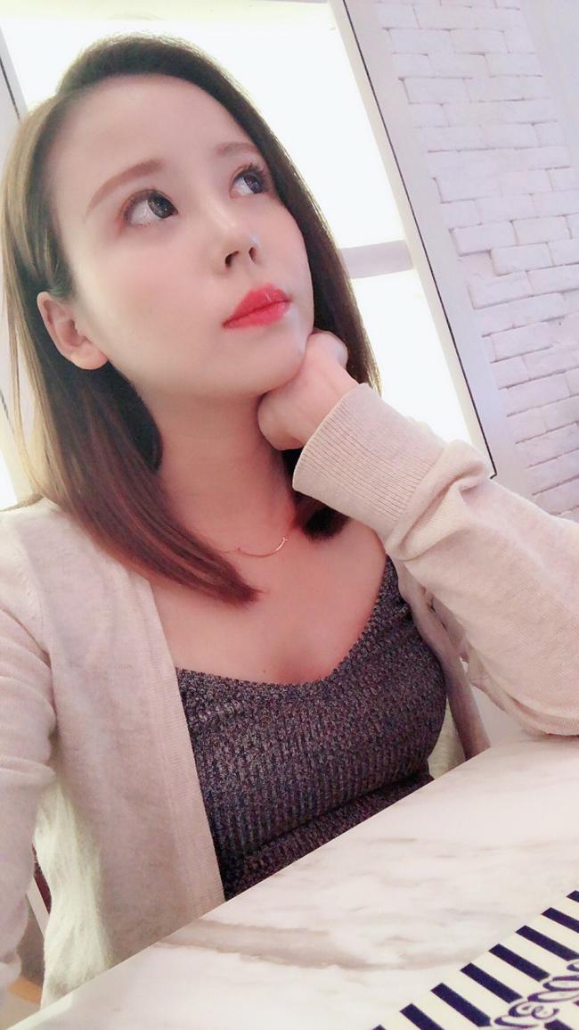 北京队本土核心方硕的妻子今日在微博发布了几张方硕做家务时的照片