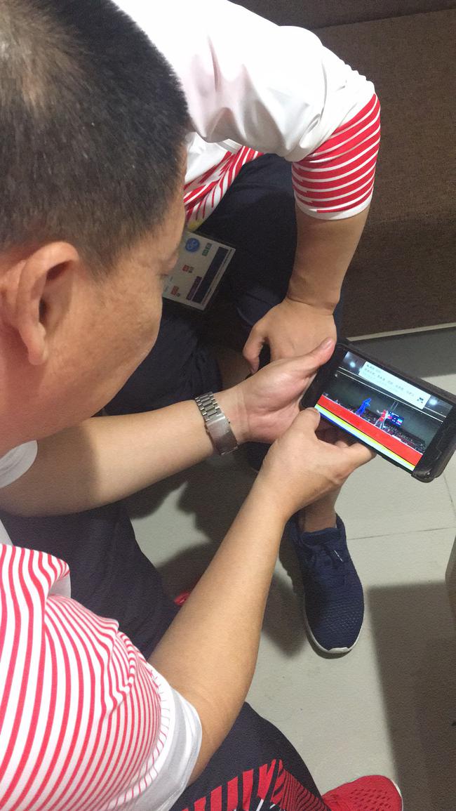 教练在研究伊朗选手的比赛视频