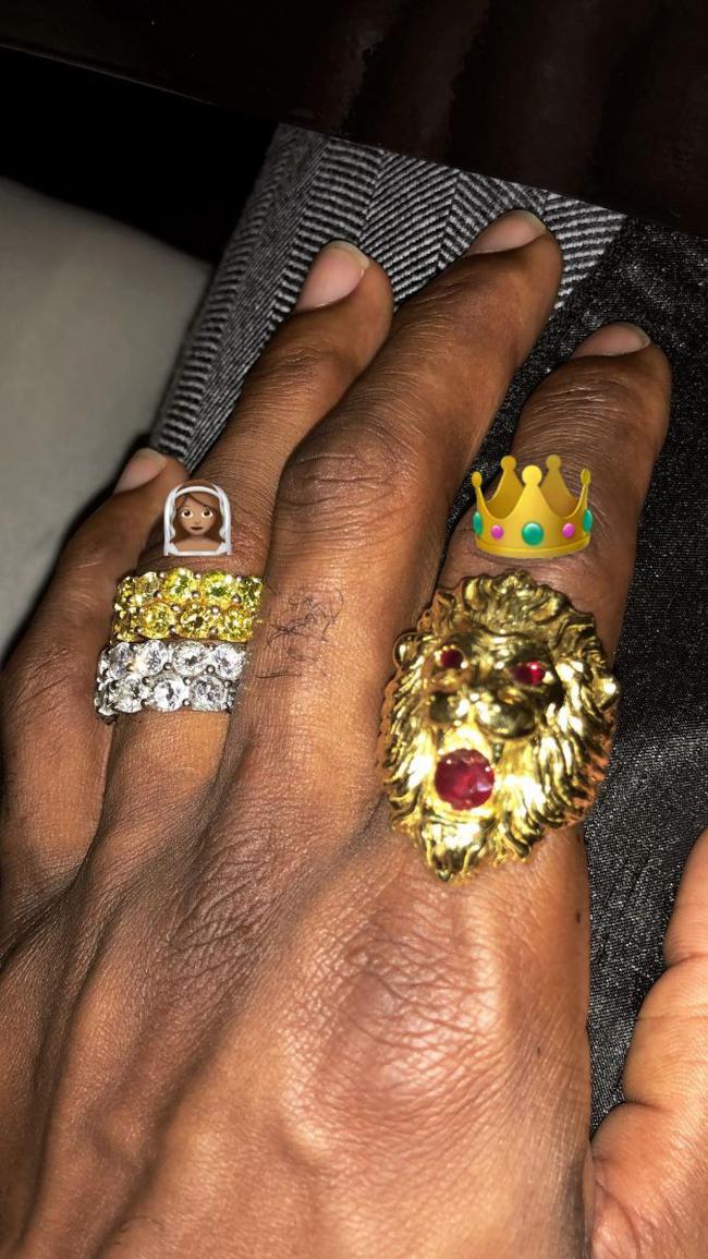 詹姆斯晒自己耍酷照左手两枚戒指亮了图