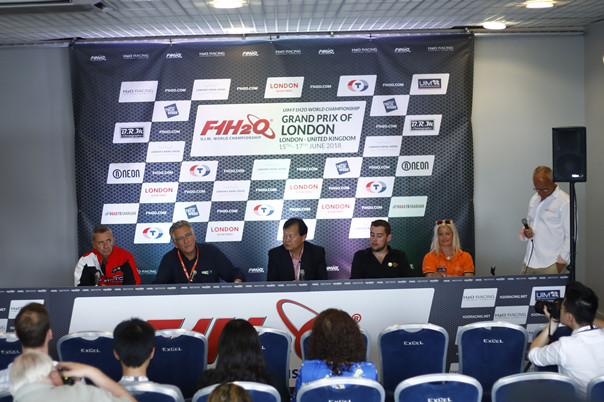 国际摩联F1主席尼克鲁（左二）、国际摩联F1委员、中国天荣集团董事局主席李浩杰（中）、三次蝉联世界冠军、中国深圳天荣F1摩托艇队赛手菲利普•洽培（左一）以及F1世锦赛单站冠军赛手列席的新闻发布会