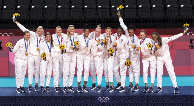 2020年东京奥运会美国女排登上冠军领奖台