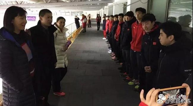中国驻匈牙利大使王峥探看短道速滑国家集训队行动员