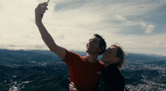 徒手攀爬台北大厦神人：没上保险 报酬少得尴尬