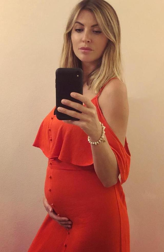 曼联大将乳神娇妻:肚子变大并非怀孕 这是一种病_国际足球_新浪竞技