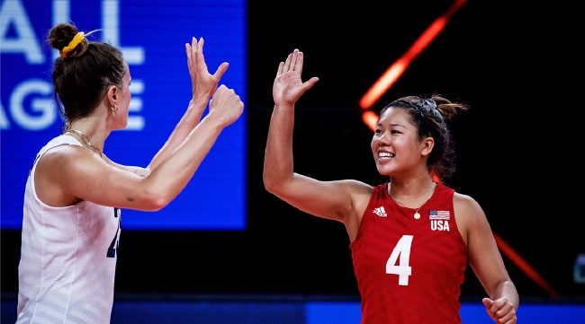 美国女排主攻罗宾逊和自由人奥兰特斯-黄