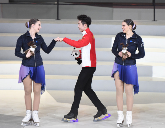 1月15日，中国花样滑冰选手金博洋（中）与芬兰运动员交流。当日，“2019中芬冬季运动年”开幕式在北京首钢冰球馆举行。新华社记者申宏摄