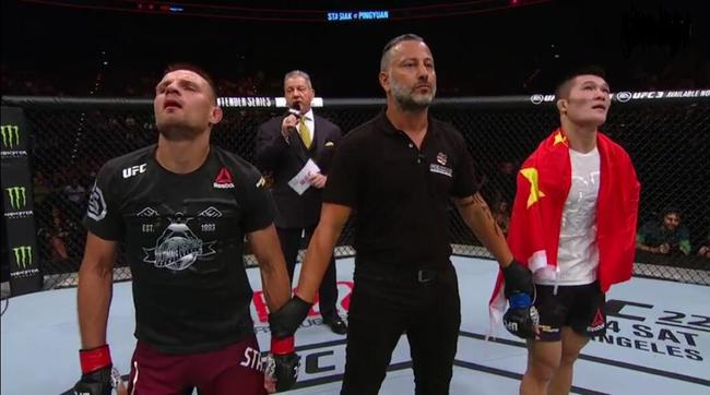 刘平原在八角笼首秀中一致判定击败对手获胜