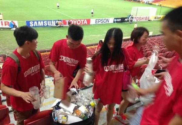 中国球迷在球场捡垃圾