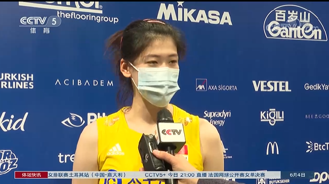 中国女排主攻手李盈莹接受央视记者采访