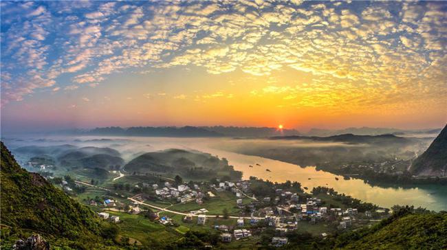 《金碧霞舞 丽日映山河》王唐军摄于金钗镇红水河