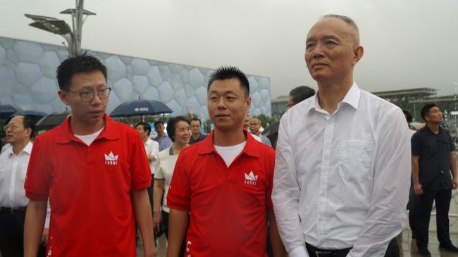 雪乐山CEO陈剑（左一）向北京市委书记蔡奇介绍雪乐山滑雪机