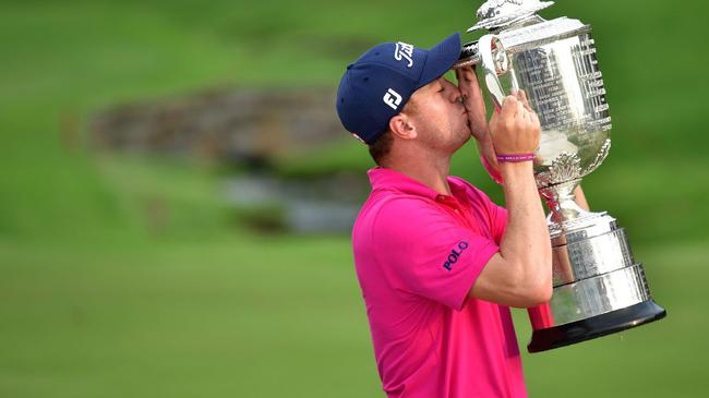 托马斯捧得2017年PGA锦标赛冠军奖杯